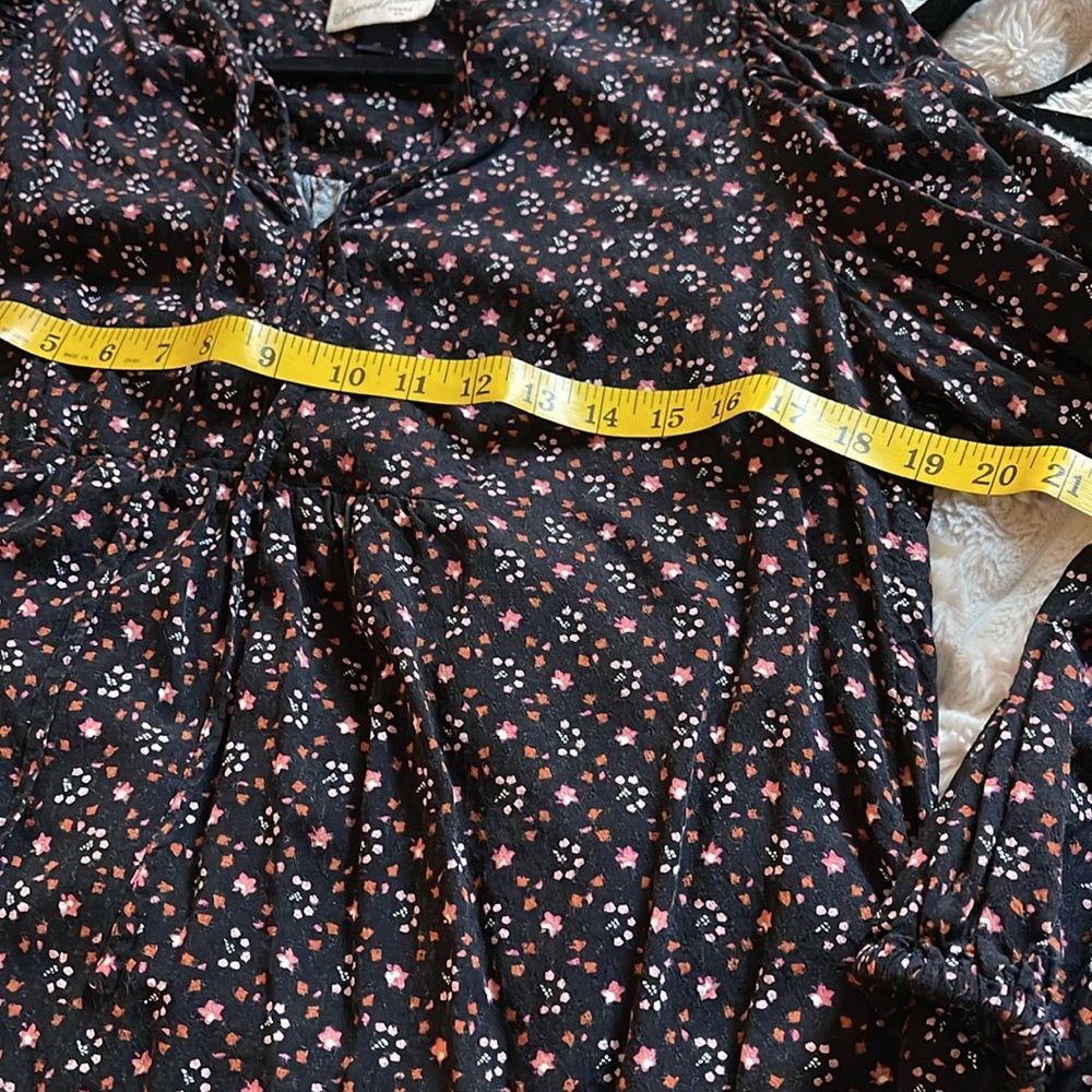 Universal Threads Country Floral Boho Blouse – Effortlessly Chic​ - Picture 5 of 6